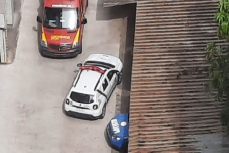 Polícia e bombeiros jno local onde a tragédia aconteceu (Foto: Reprodução)
