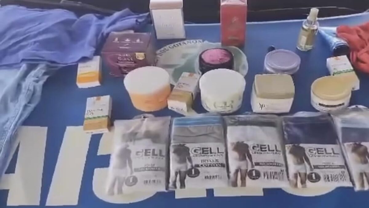 Suspeitas foram flagradas por câmeras de segurança da loja de cosméticos. (Foto: divulgação)