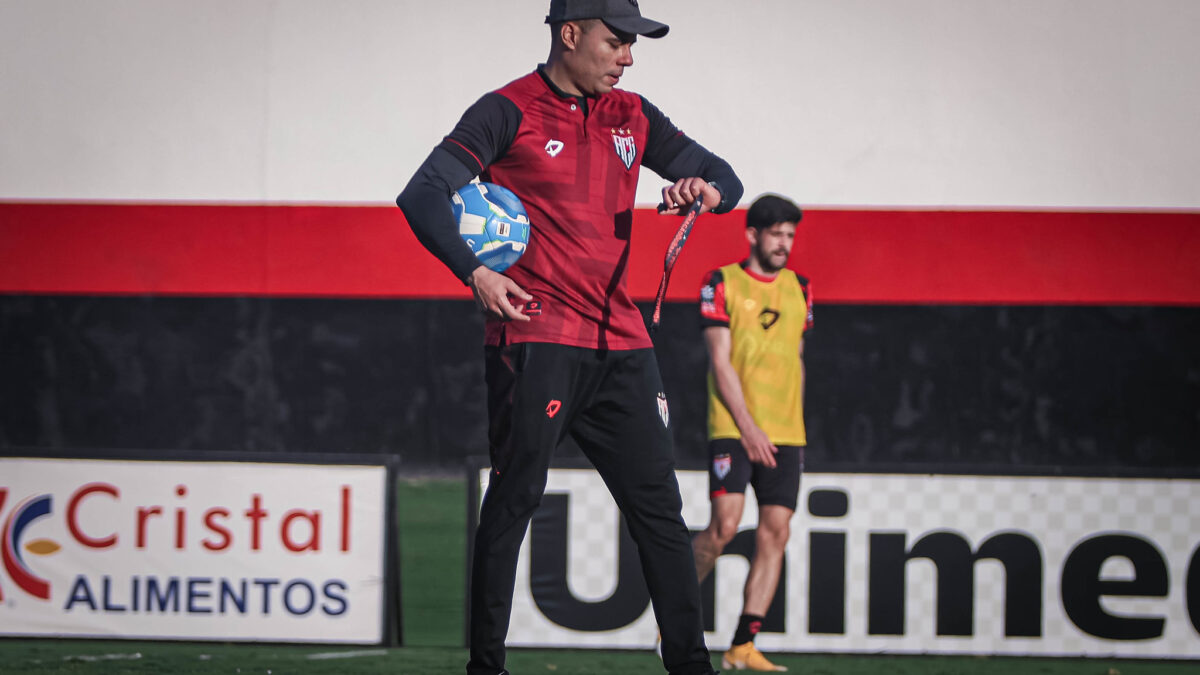 Treinador Jair Ventura durante treinamento