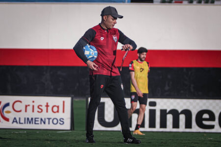 Treinador Jair Ventura durante treinamento