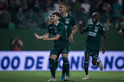 Lateral Hugo comemorando gol pelo Goiás