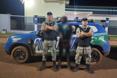 PM prende suspeito de agredir mulher e tentar subornar policiais em São João d'Aliança