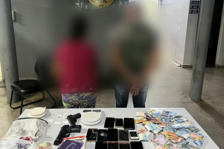 Casal de idosos é preso suspeito de manter depósito de drogas em bar de Goiânia
