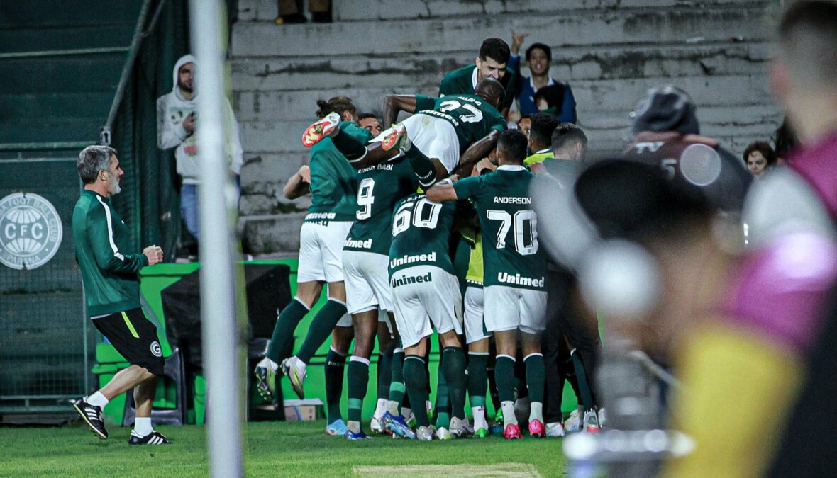 Jogadores do Goiás comemorando vitória diante do Coritiba