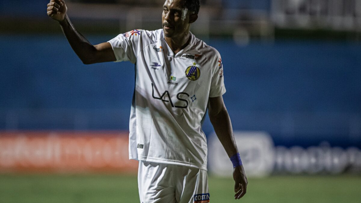 Alex Henrique durante partida com a Aparecidense