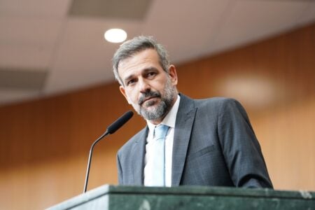 Acusado de ameaçar deputado agiu "sob domínio de violenta emoção", diz defesa