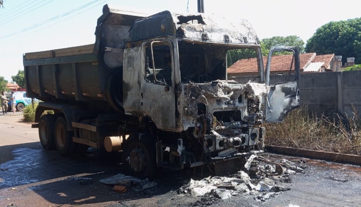 Caminhão destruído pelo incêndio