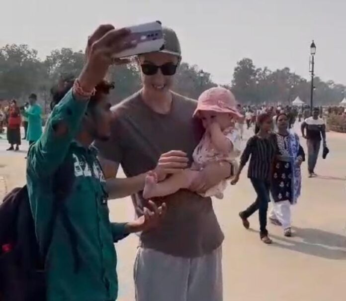 Bebê brasileira vira ‘atração turística’ na Índia por seu tom de pele; veja o vídeo
