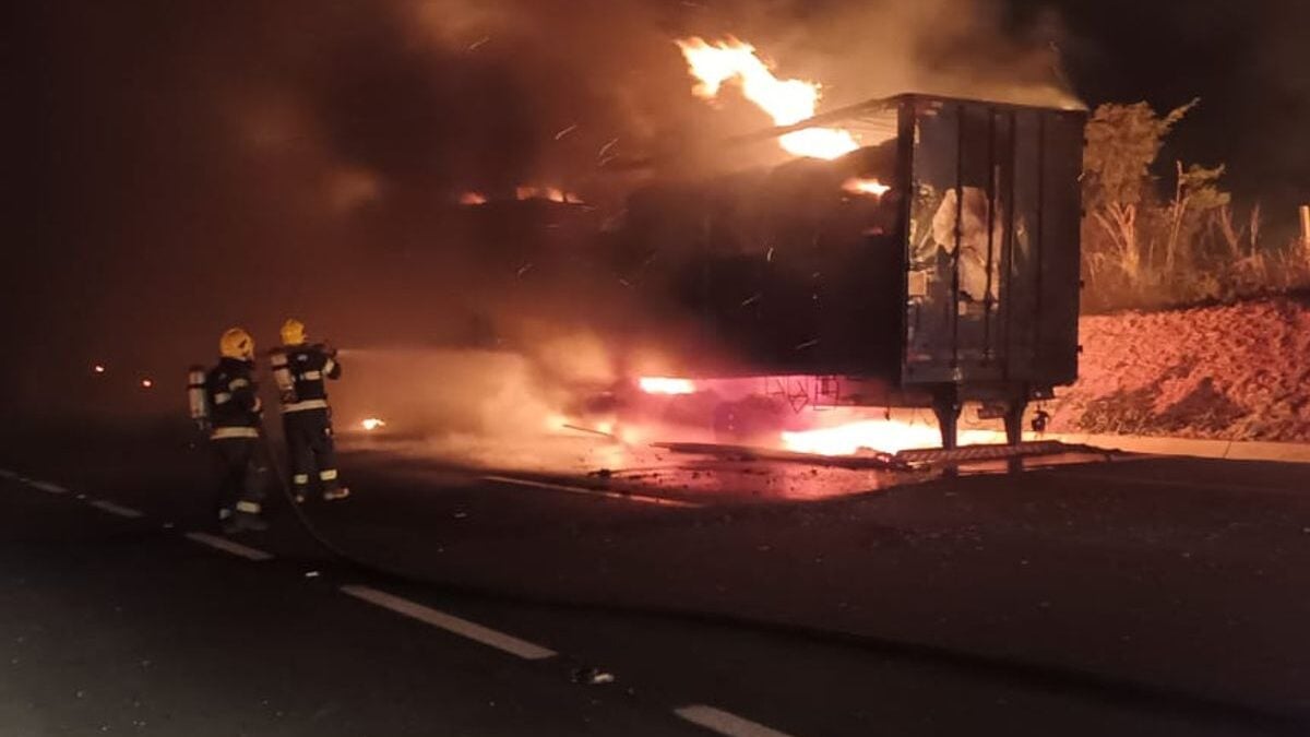 Carga de algodão ficou completamente destruída após o incêndio. Foto: divulgação