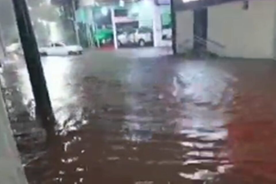 A forte chuva que caiu em Goiás deixou ruas de Itumbiara alagadas. (Foto: reprodução)