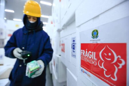 Saúde gasta R$ 26 mi para armazenar aventais recebidos sob Bolsonaro com validade curta Parte dos lotes apresentou problemas como mofo