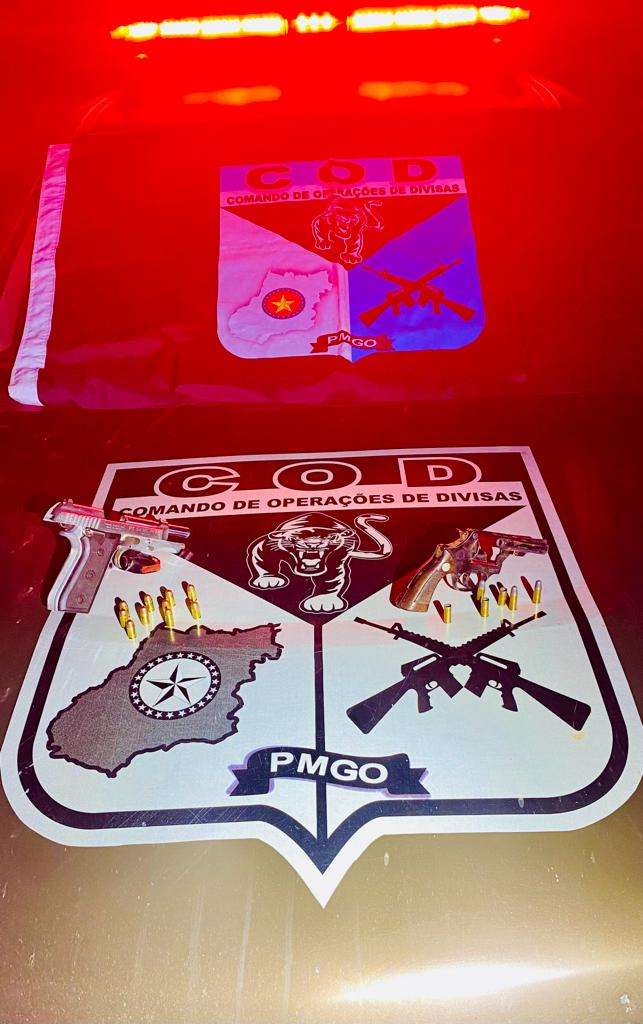 Armas apreendidas após o confronto (Foto: COD)