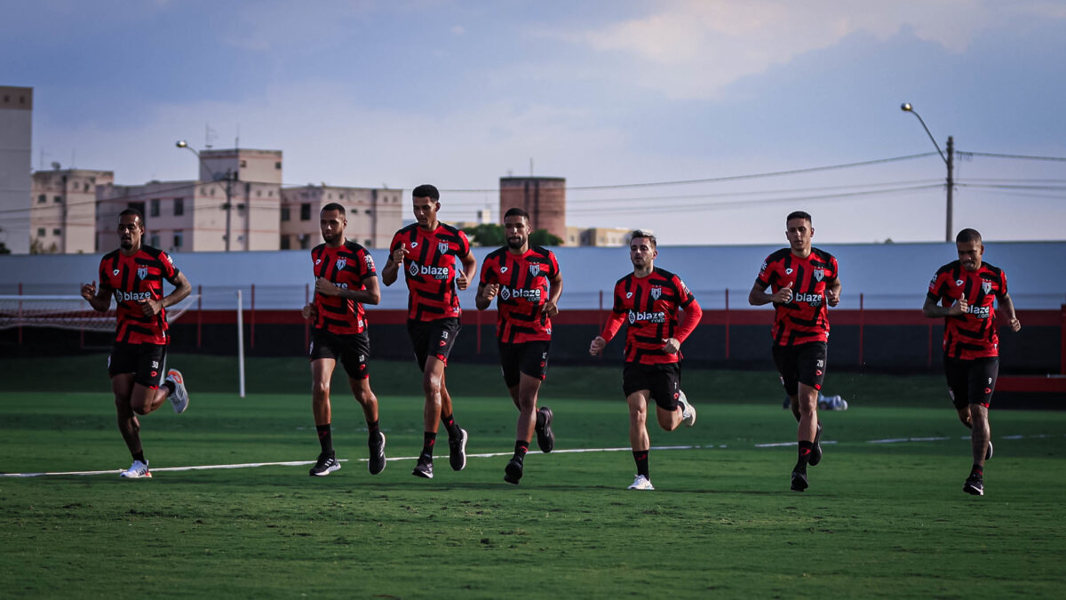 Jogadores titulares correndo no gramado