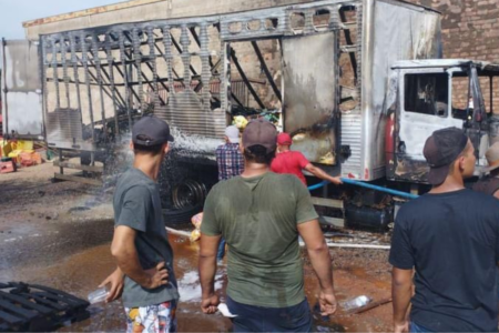 Caminhão foi atingido pelas chamas durante o incêndio em Mara Rosa (Foto divulgação).