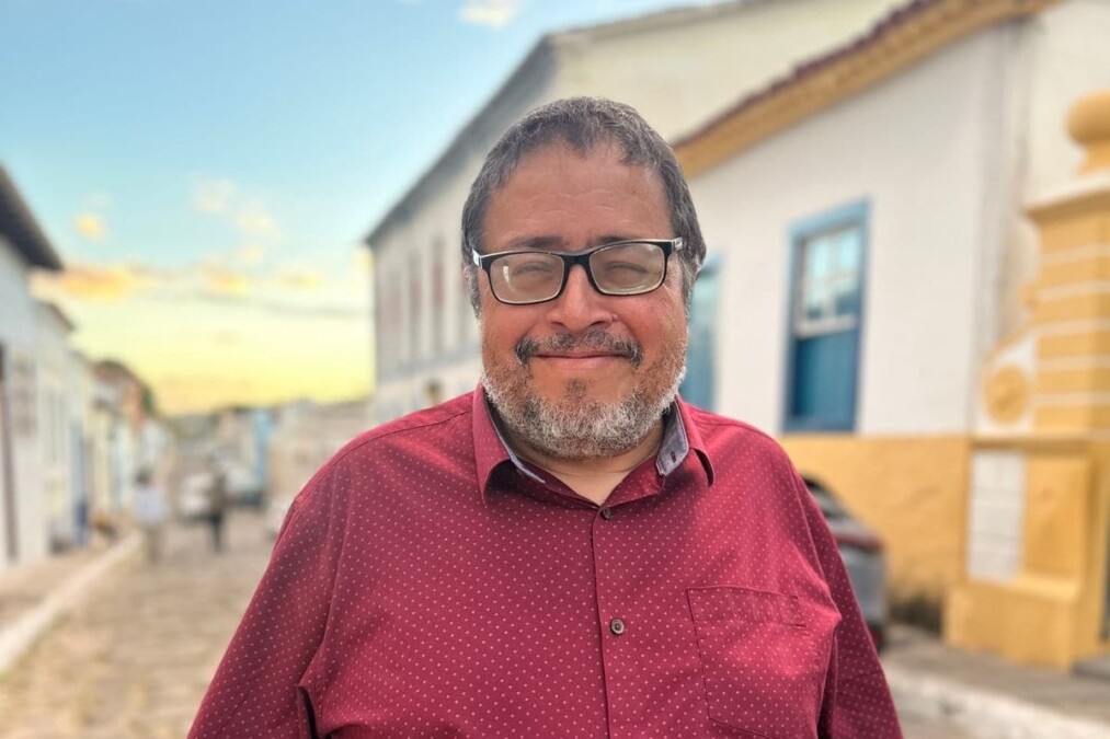 Jornalista lança livro "Poemas na Rede" na próxima sexta, em Goiânia
