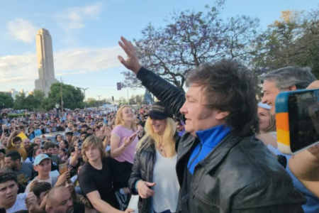 Milei menciona criptografia em post, moeda desaba e ele pode virar alvo de investigação