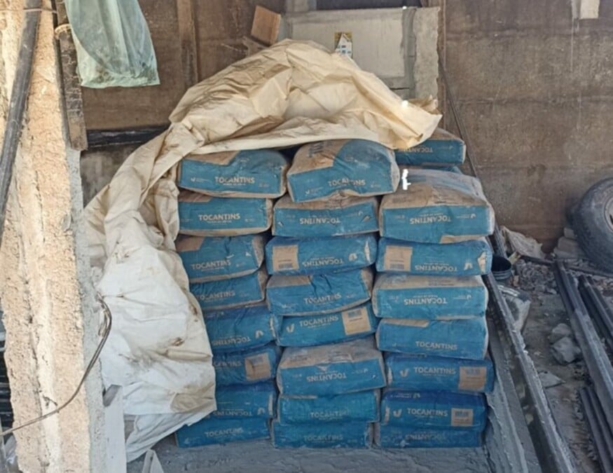 Sacos de cimento encontrados com o bandido