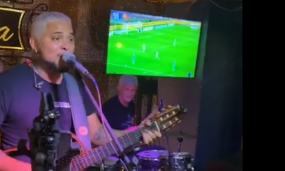 Chad Smith viralizou ao ser visto em Ipanema tocando com artista brasileiro músicas como ‘Será', ‘Tempo Perdido’ e mais