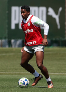 Endrick durante treinamento no CT do Palmeiras