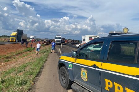 PRF multa motoristas que pararam para saquear carga de acidente entre Itumbiara e Morrinhos