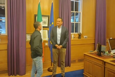 Herói na Irlanda: Brasileiro é recebido por premier e ganha medalha por deter ataque em Dublin Caio Benício descreveu como usou o capacete