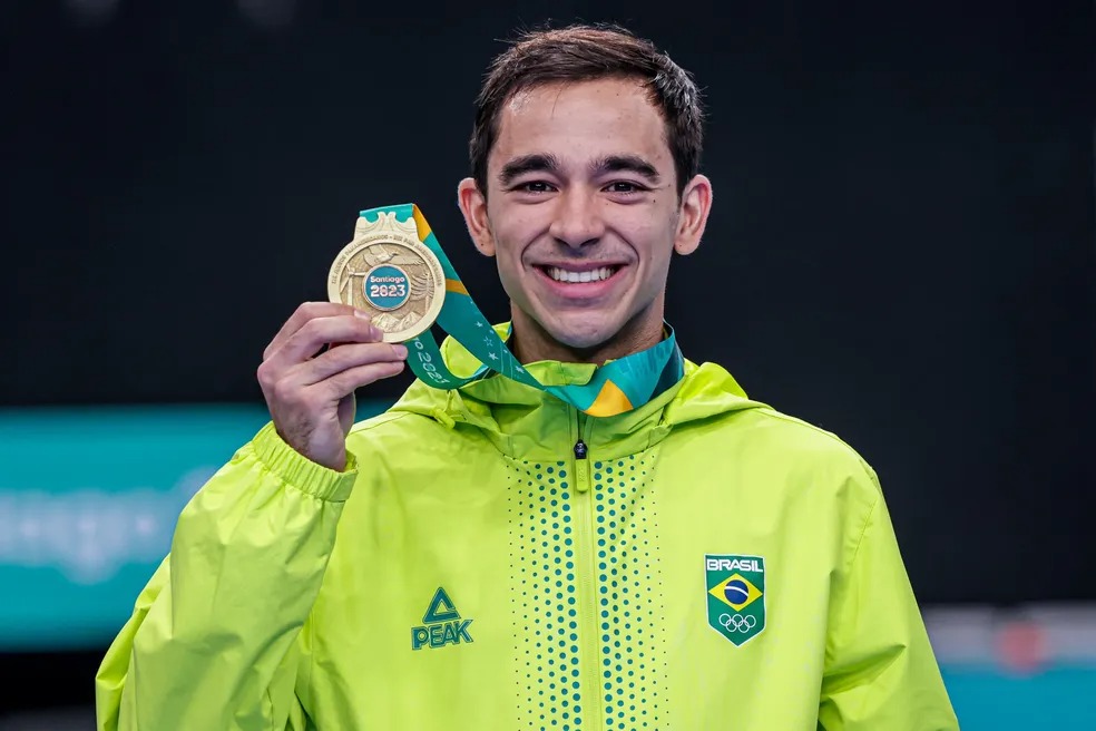 Hugo Calderano com a medalha de ouro