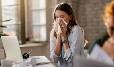 Segurar espirro pode causar AVC? Entenda sabia que Um espirro pode atingir uma velocidade de até cerca de 160 km/h