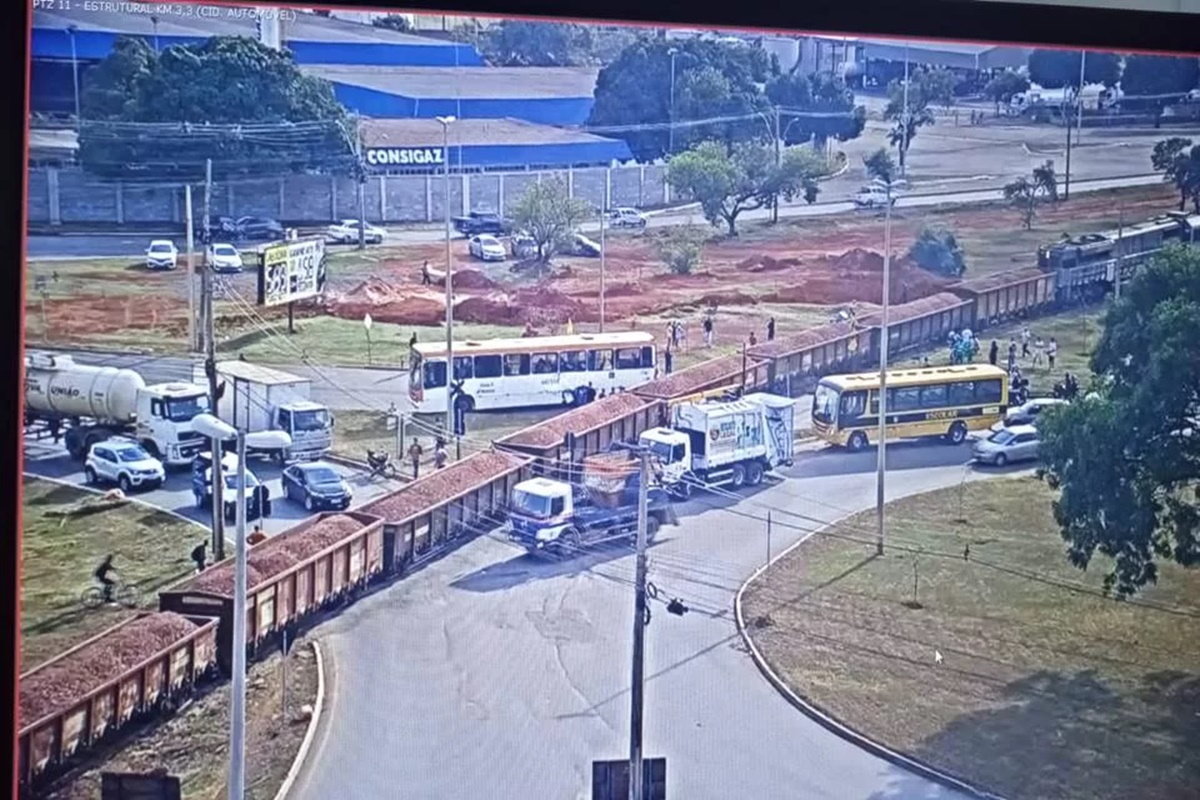 Trem de carga atinge ônibus e ao menos uma pesso morre no DF