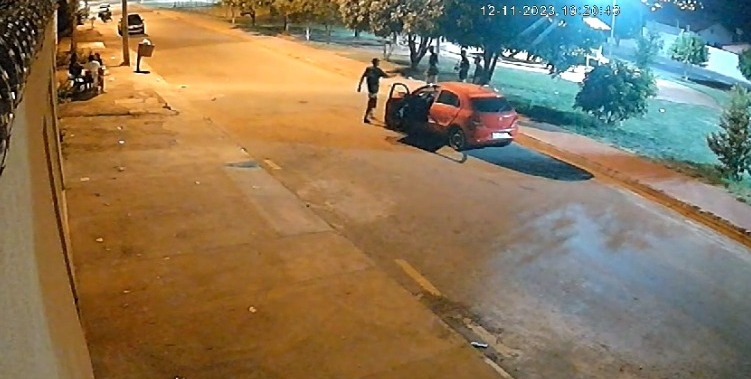 Homem com ciúmes atira no rosto de rival em Aparecida de Goiânia; vídeo Caso aconteceu no Setor Veiga Jardim 3