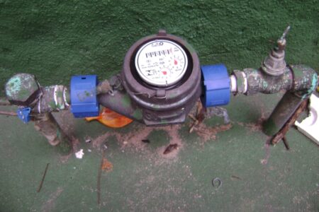 Dupla é presa suspeita de furtar hidrômetros de casas e comércios de Goiânia vendiam os objetos em um comércio no setor Universitário