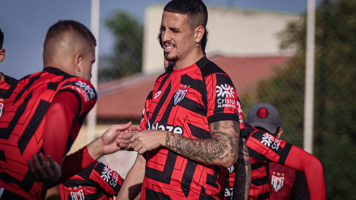 Atacante Matheus Peixoto no treino no CT do Dragão