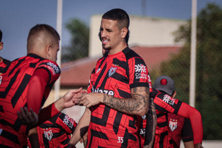 Atacante Matheus Peixoto no treino no CT do Dragão