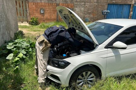 PRF recupera carro roubado no DF em Luziânia, mas motorista foge a pé