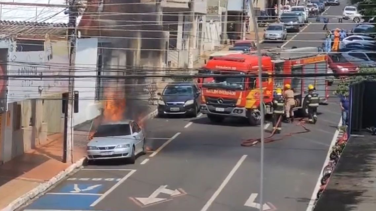 Fio de alta tensão se rompe, atinge carro e provoca incêndio em Jataí