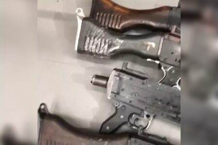 Armas apreendidas com o suspeito de praticar atos preparatórios de terrorismo (Foto: Reprodução)