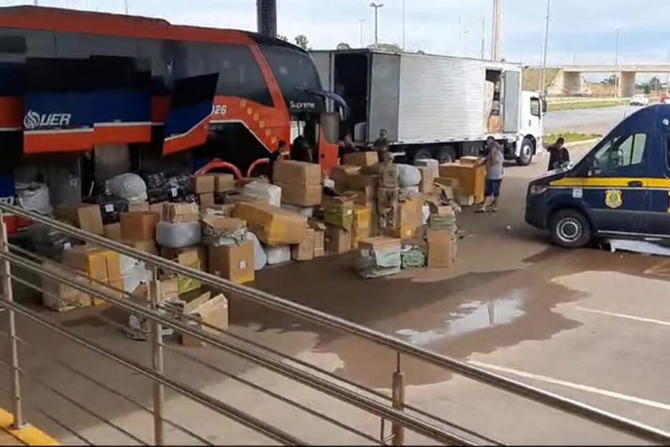 PRF apreende, no DF, ônibus sem passageiros carregado com mercadorias sem nota