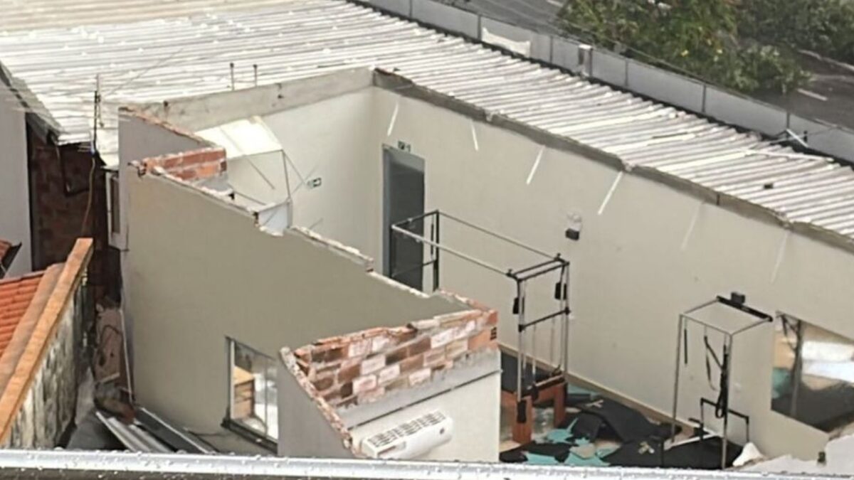 Imóvel com telhado levado pela ventania abriga estabelecimentos comerciais (Foto divulgação).