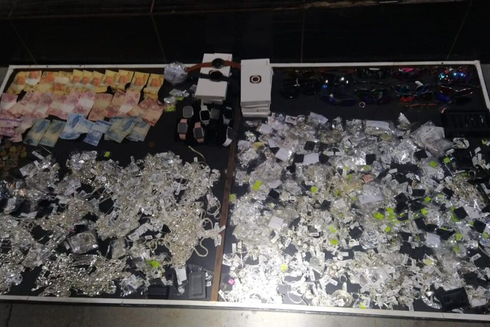 Policiais encontraram todas as peças roubadas Dupla furta R$ 500 mil de joalheria e é presa enquanto celebrava 