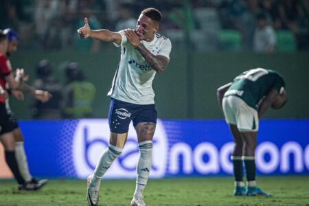 Robert comemorando gol diante do Goiás