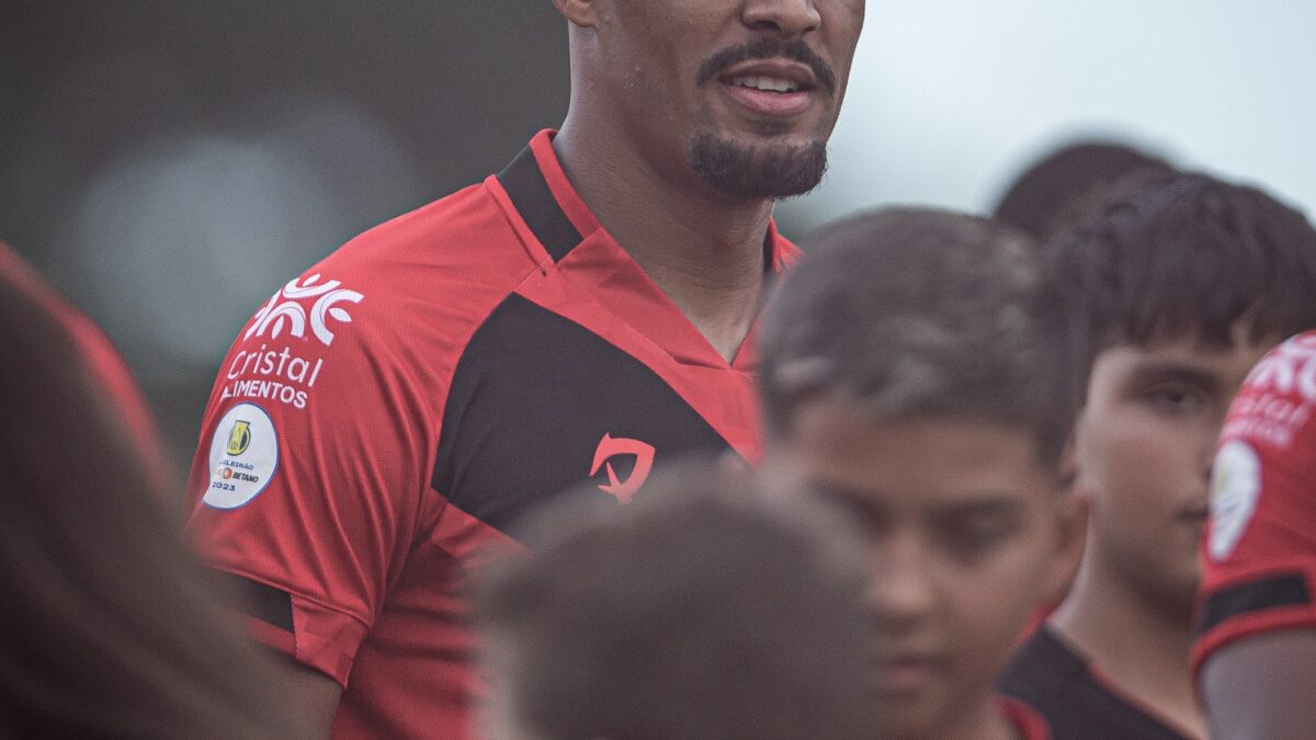 Zagueiro Luiz Felipe perfilado no hino