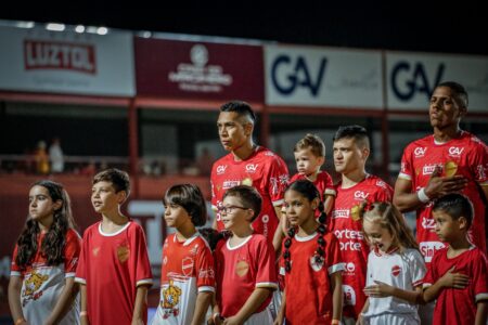 Igor Henrique perfilado ao lado de Ronald e Rodrigo Gelado