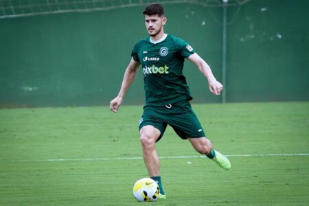 Lateral Hugo treinando com o Goiás