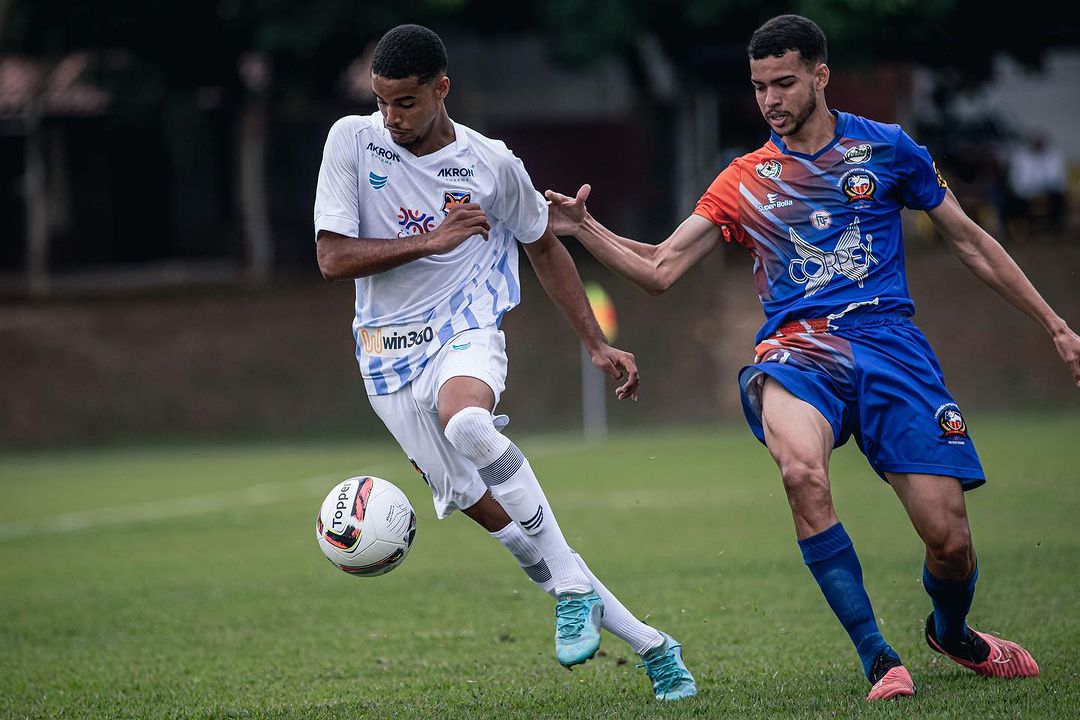 Atacante (esq), em ação pelo Grêmio Anápolis. Foto: Jorge Luiz - GEA