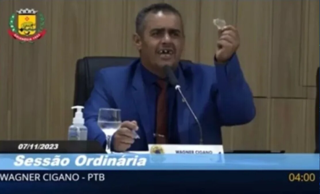 Vereador tira dentadura em Goiás