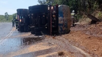 Carreta tomba e derrama cerca de 30 mil litros de óleo na GO-213, em Ipameri Bombeiros espalharam serragem na pista