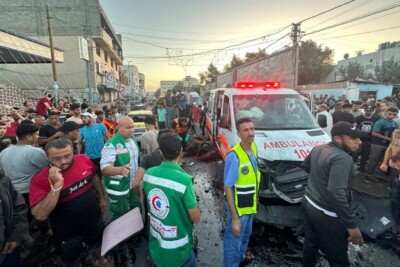 Comboio de ambulâncias - Explosões em território palestino deixaram 15 mortos e 60 feridos. Israel assumiu autoria e causou indignação internacional (Foto: reprodução/O Globo)