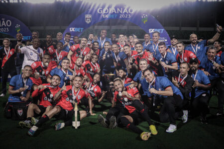 Jogadores do Atlético Goianiense comemorando título na Serrinha 2023