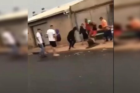 Vídeo mostra sogro que se relacionava com genro em SP sendo espancado por vizinhos