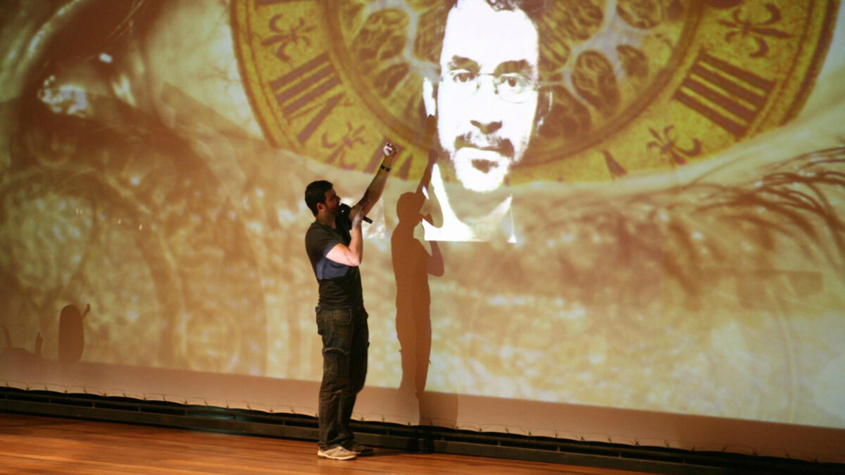 Cidade de Goiás recebe espetáculo ‘Cronovisor – Histórias e Canções de Renato Russo’