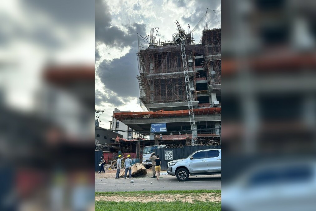 Estrutura de guindaste cai de construção no setor Maristo, em Goiânia